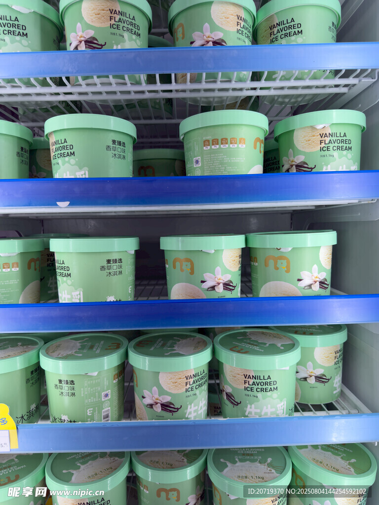 货架上整齐摆放的盒装冰淇淋