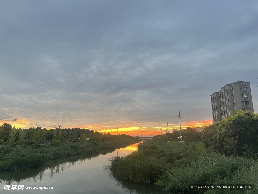 河畔夕阳美景
