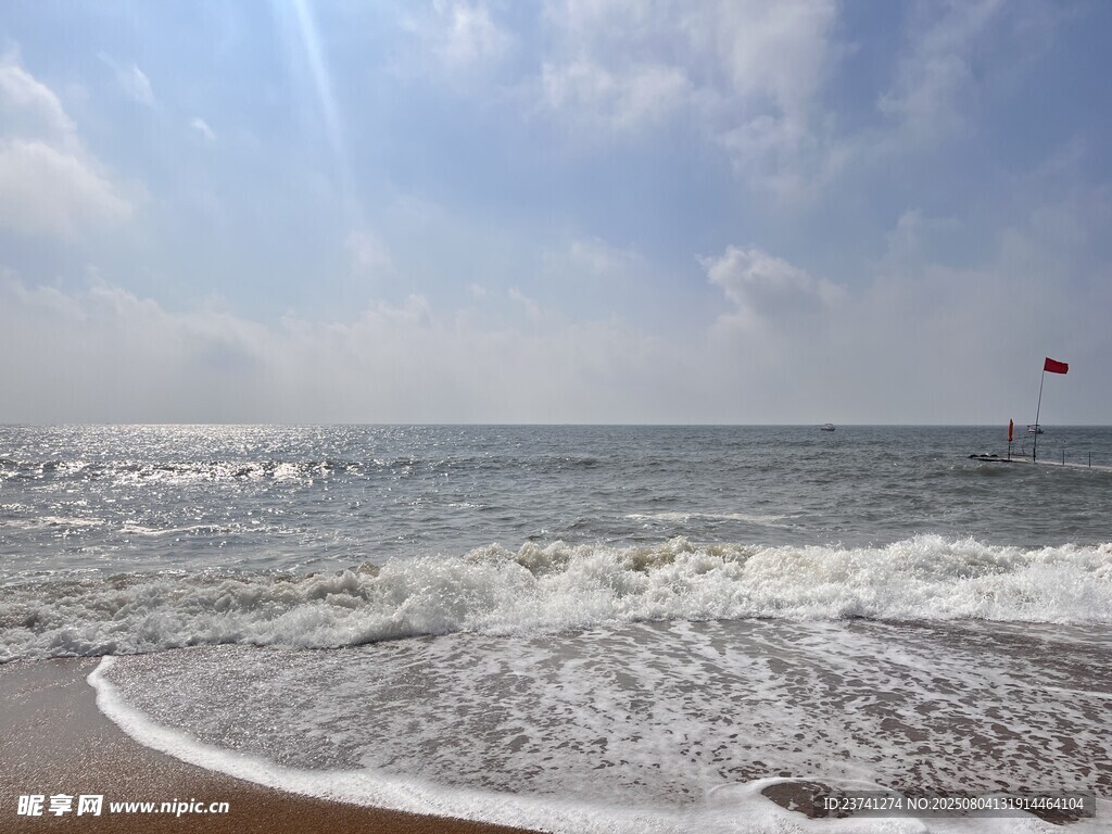 海边风光  海浪轻拍沙滩