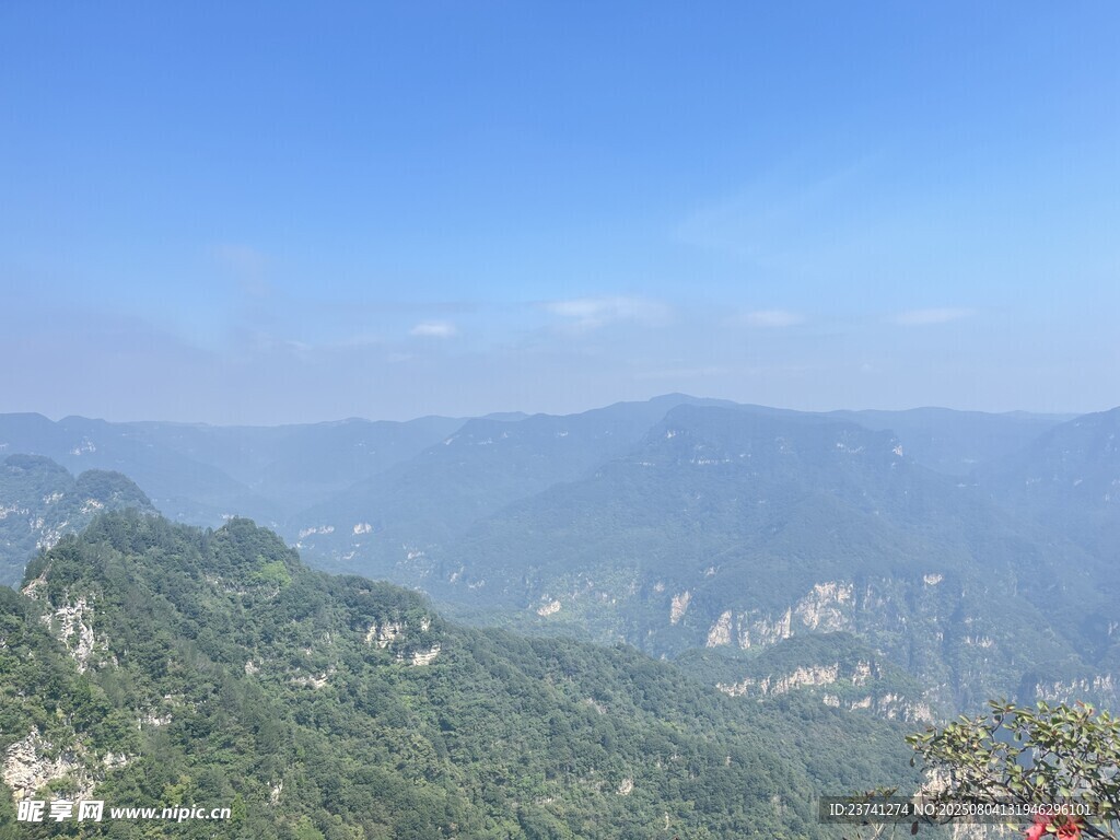 山峦叠翠的壮美自然风光