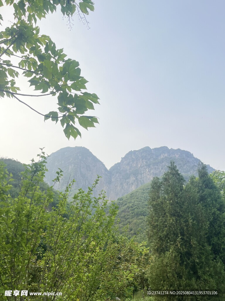 山林间的秀丽山峦景色