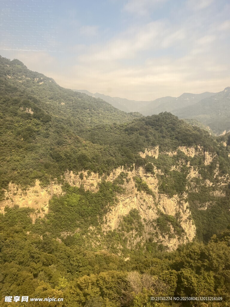 山峦叠翠的壮美自然风光