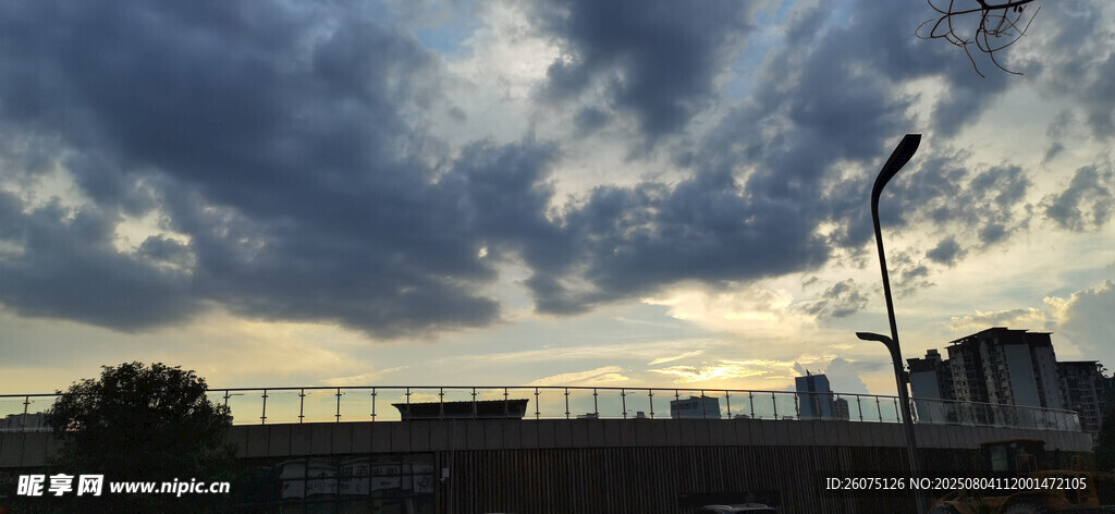 城市上空的壮丽云层