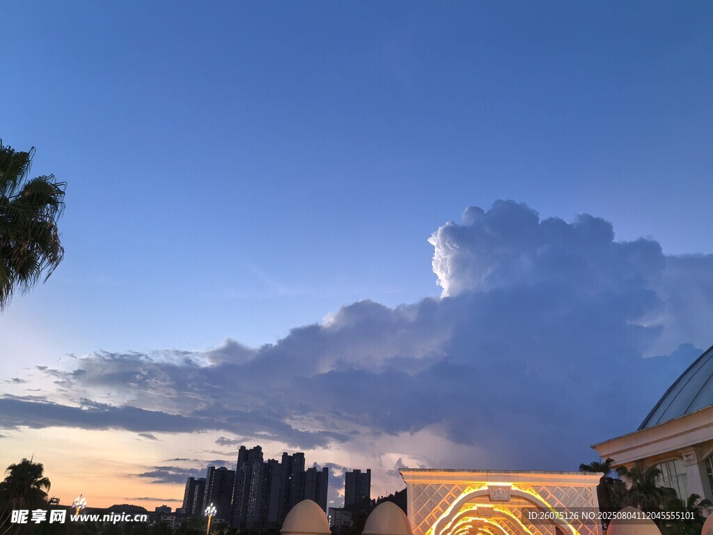 黄昏下的城市与天空景观