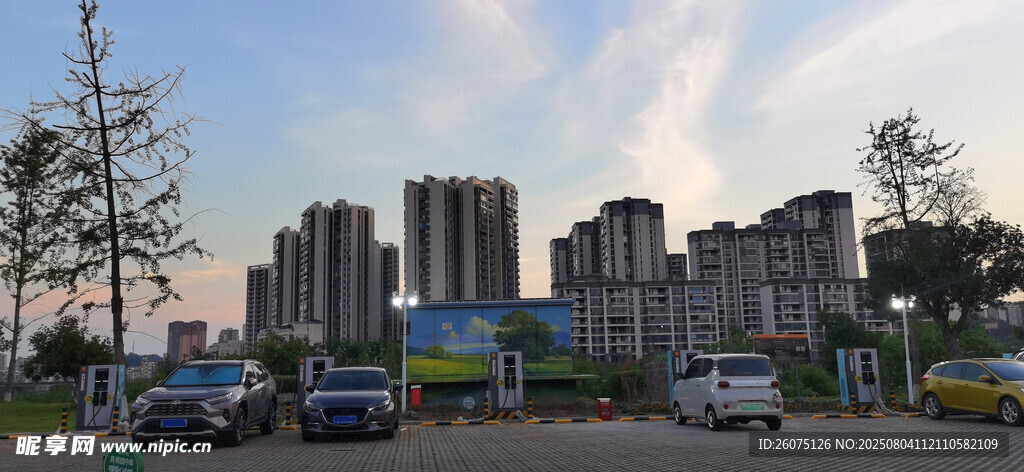 户外停车场与远处建筑