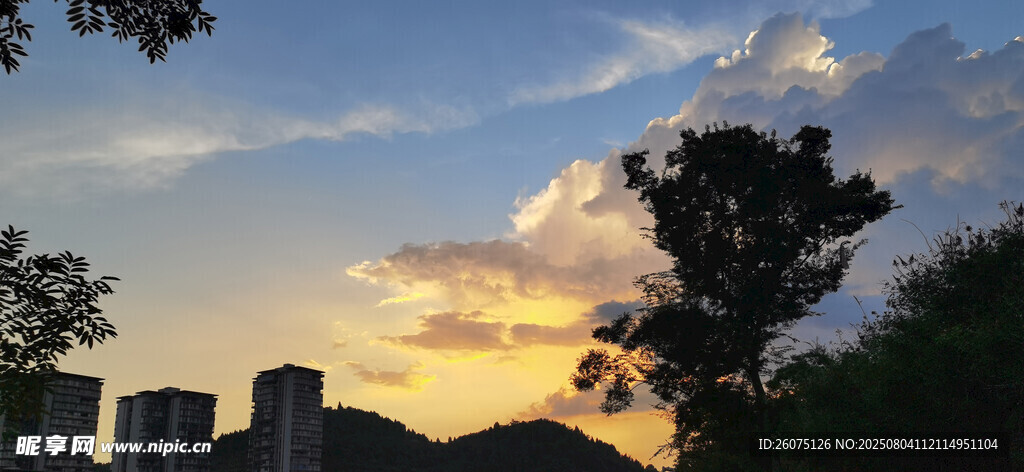 黄昏时分城市天际线美景