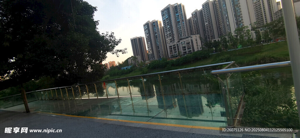 城市河畔玻璃观景平台景观