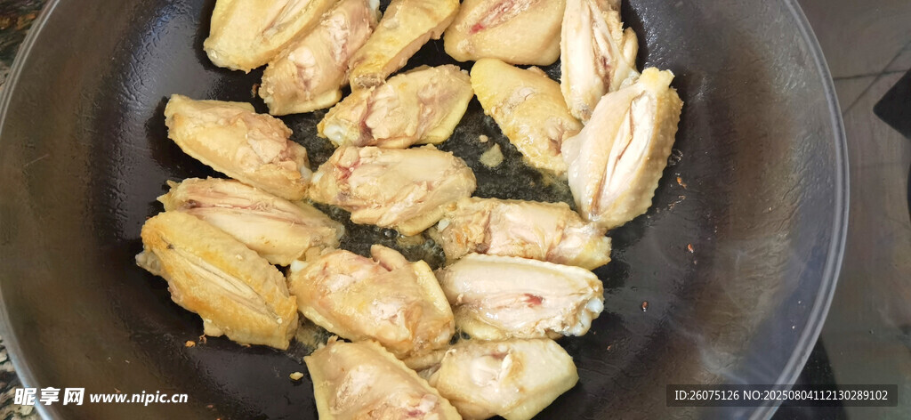 锅中煎制的美味鸡块