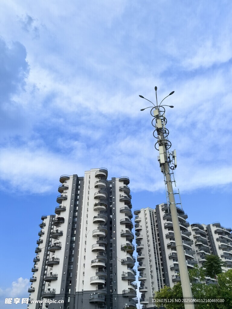 城市高楼与通信塔景观
