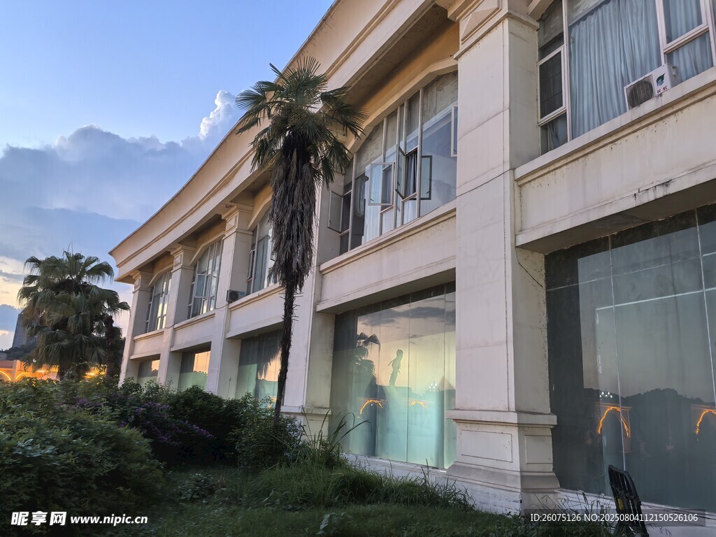 现代风格建筑与绿植景观