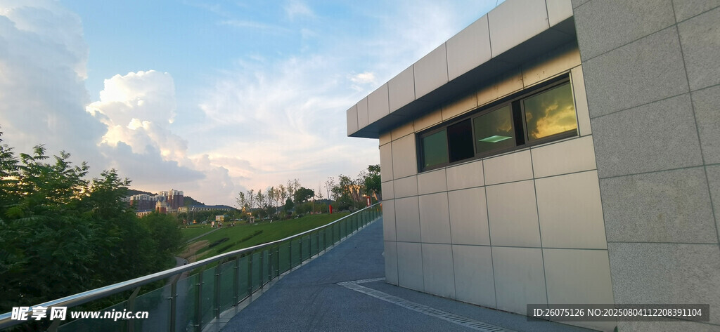 现代建筑旁的户外景观