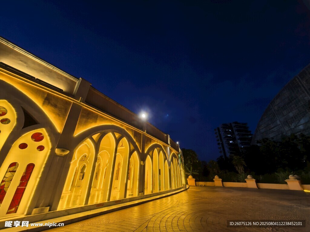 夜晚拱形建筑的独特景致