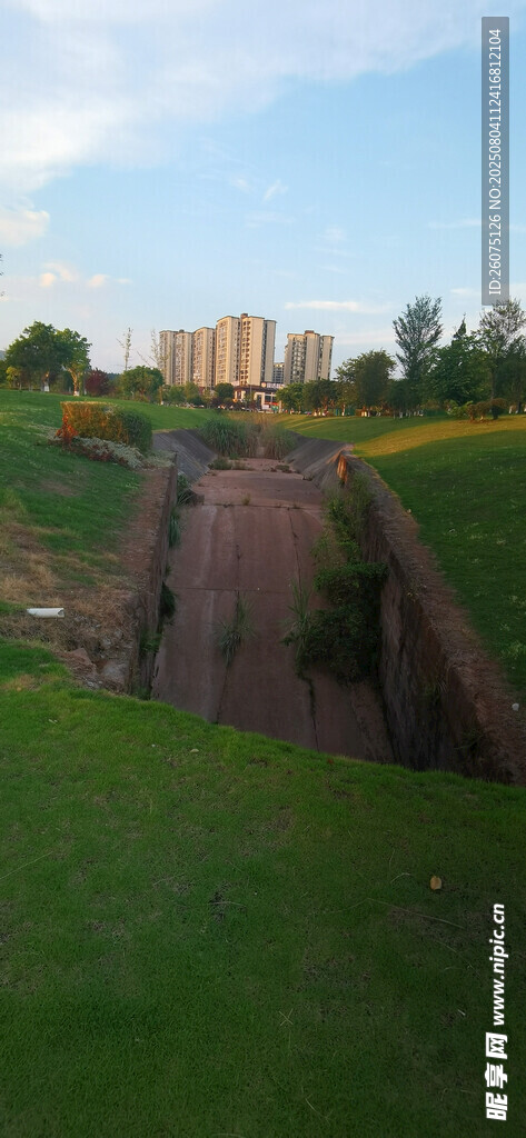 防洪沟壑与远处建筑景观