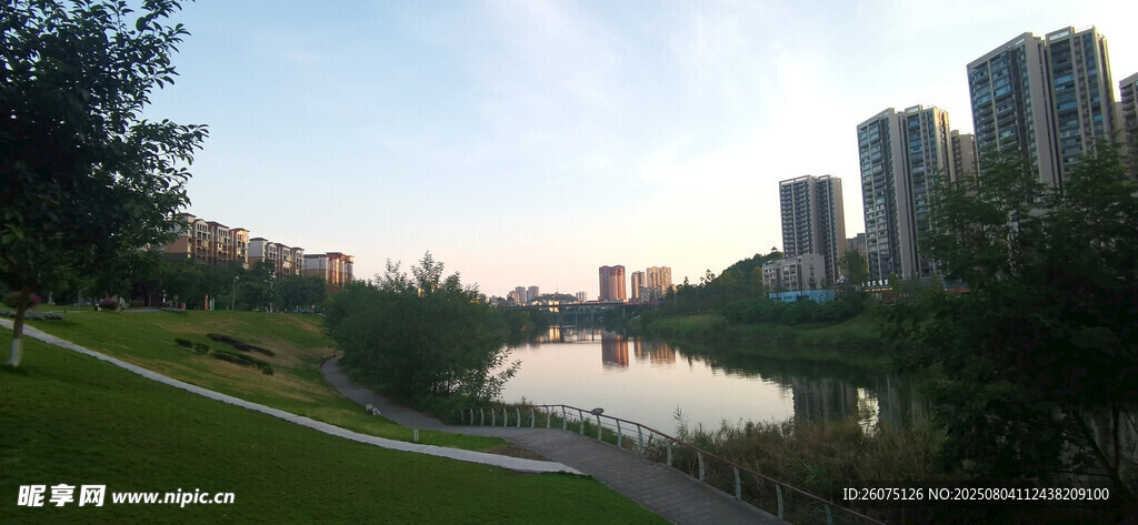 城市河畔绿意景观