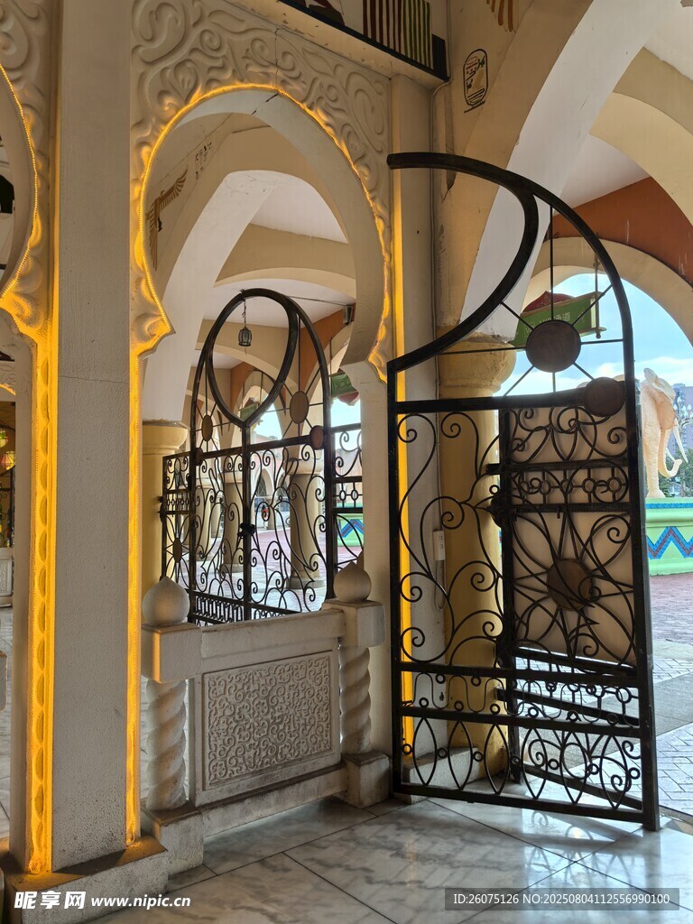 华丽铁艺拱门与室内景致