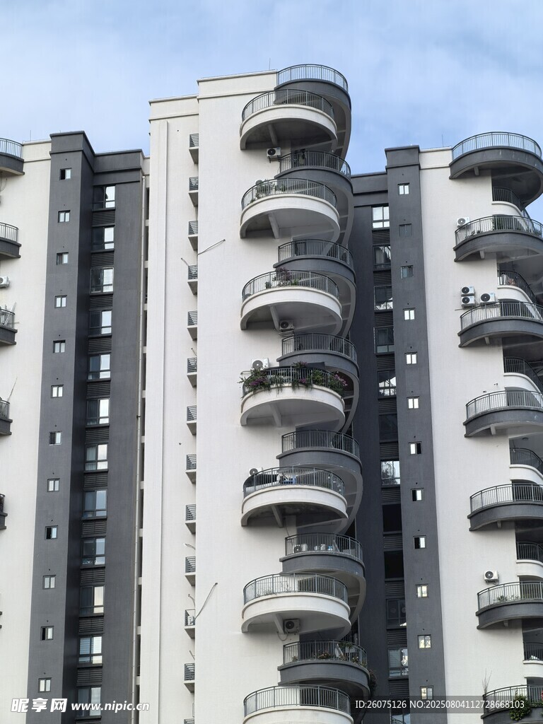 现代灰色高层住宅楼外观
