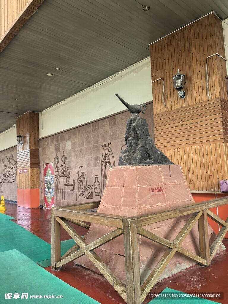 室内展示的独特雕塑作品