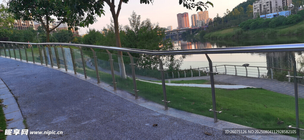 河畔玻璃围墙与金属护栏小路风景