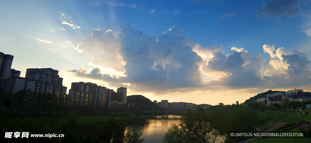 河畔城市黄昏美景
