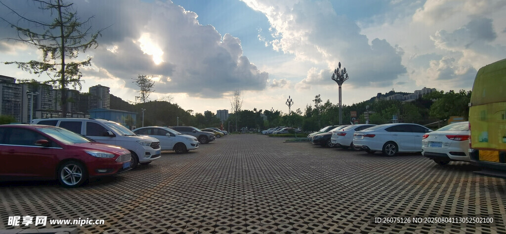 户外停车场全景