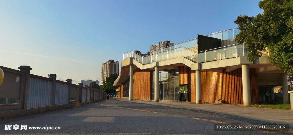 公园里的木质建筑群