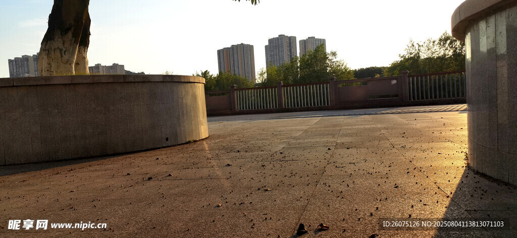 黄昏下的空旷户外场地