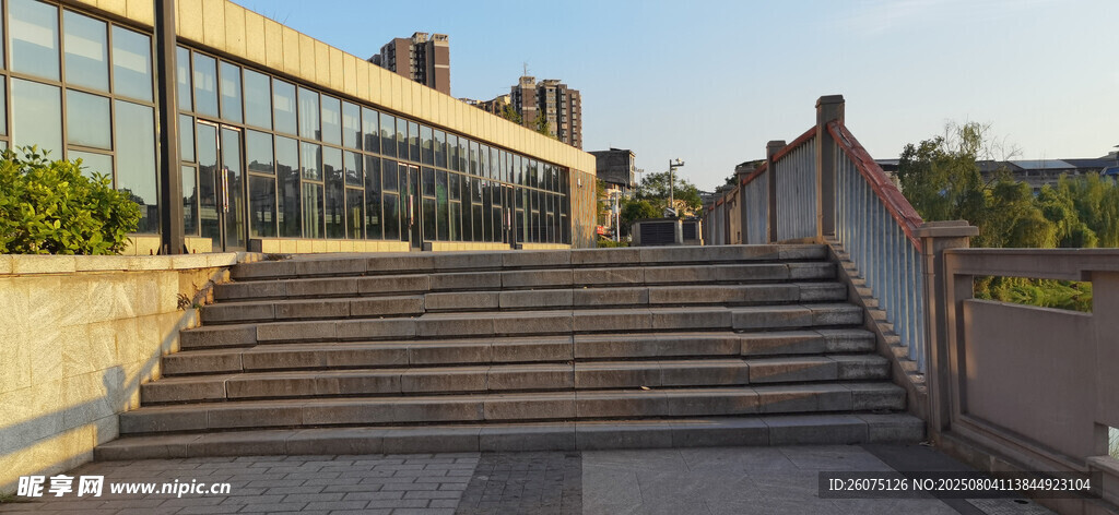 户外阶梯旁的现代建筑景观