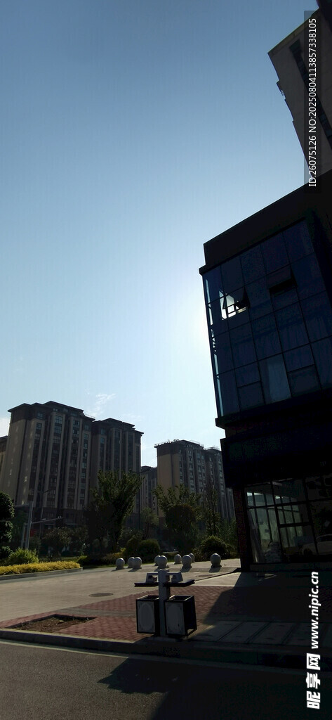 城市街景中的现代建筑