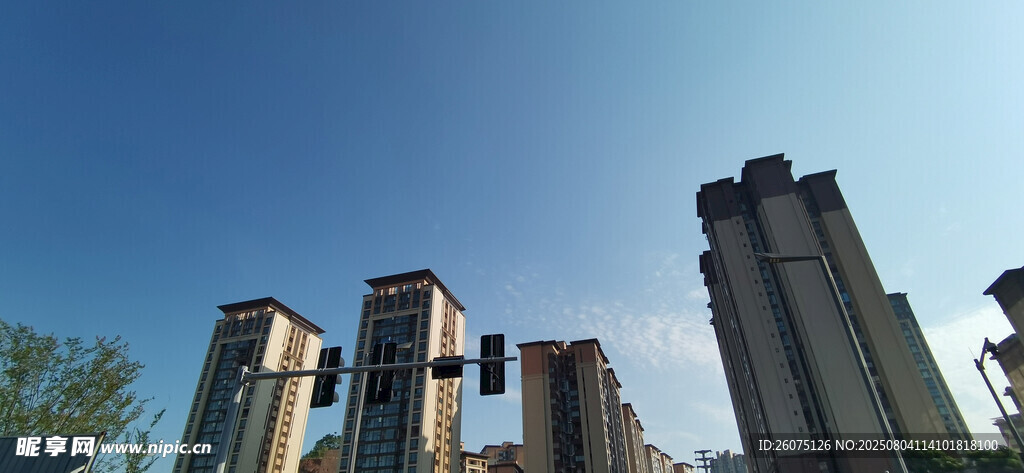 蓝天下的城市高楼景观