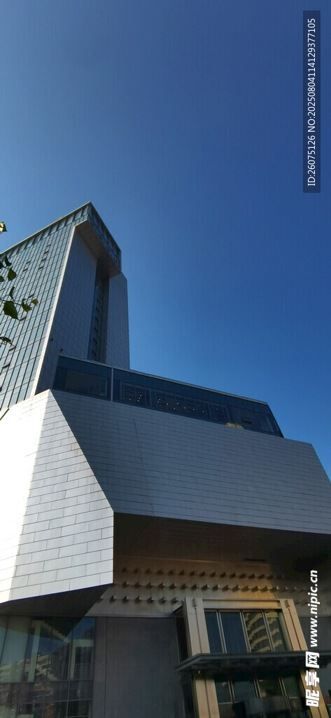 现代风格钟楼建筑外观