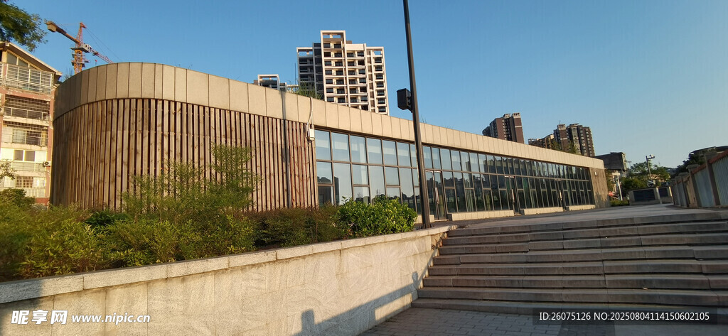 城市木质墙面与玻璃墙面建筑