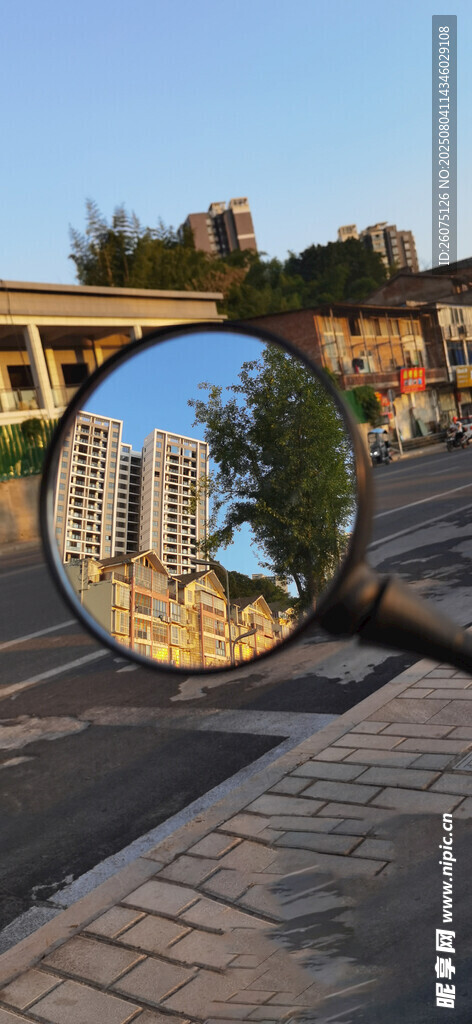 圆形镜面里的城市风光