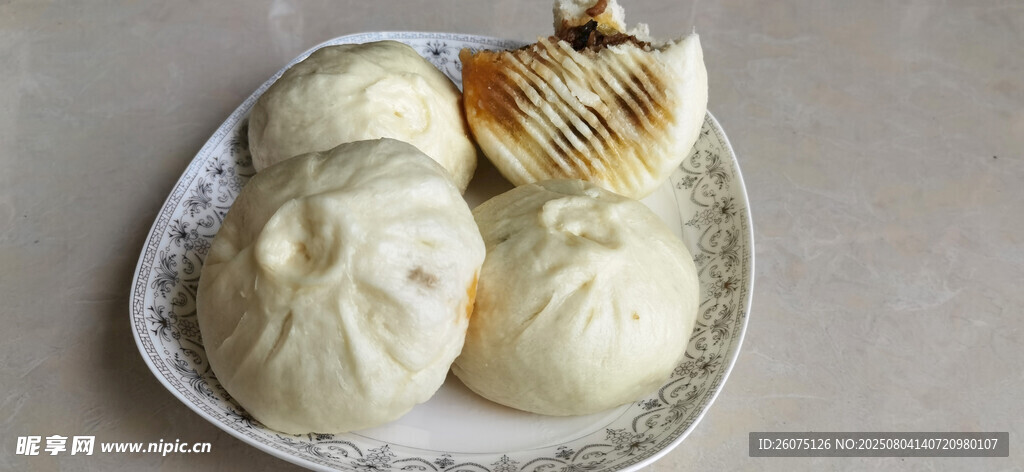 瓷盘上的美味白胖包子