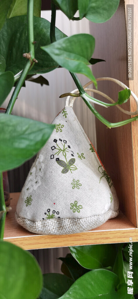 布艺香包与绿植装饰