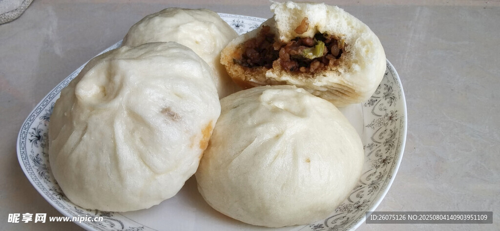 美味包子摆于盘中