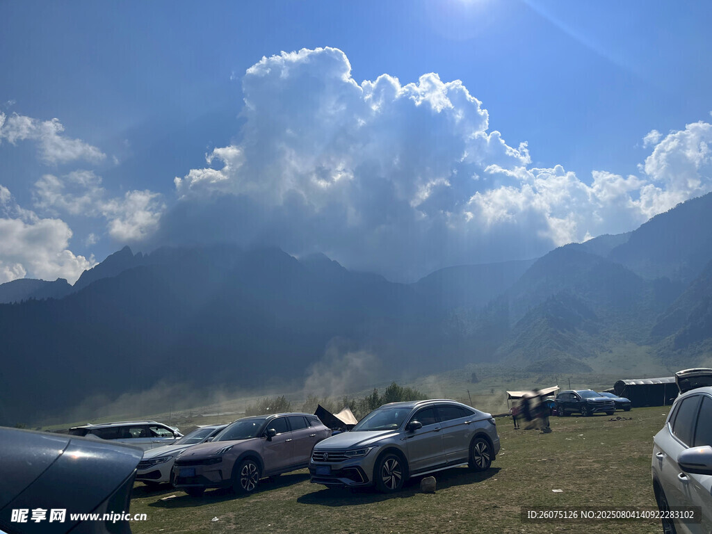 山间停车场的壮丽风景