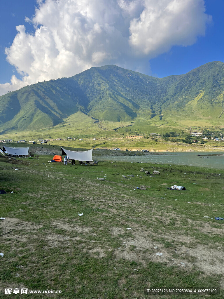 草原湖畔的壮美山景