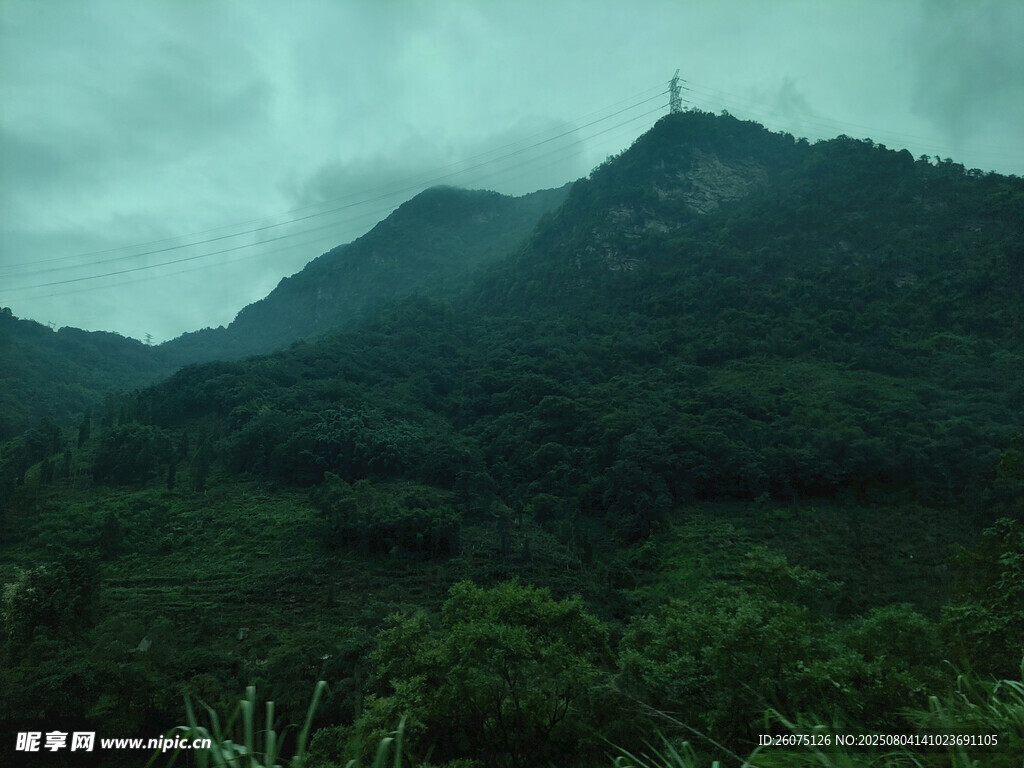 云雾缭绕的青山美景