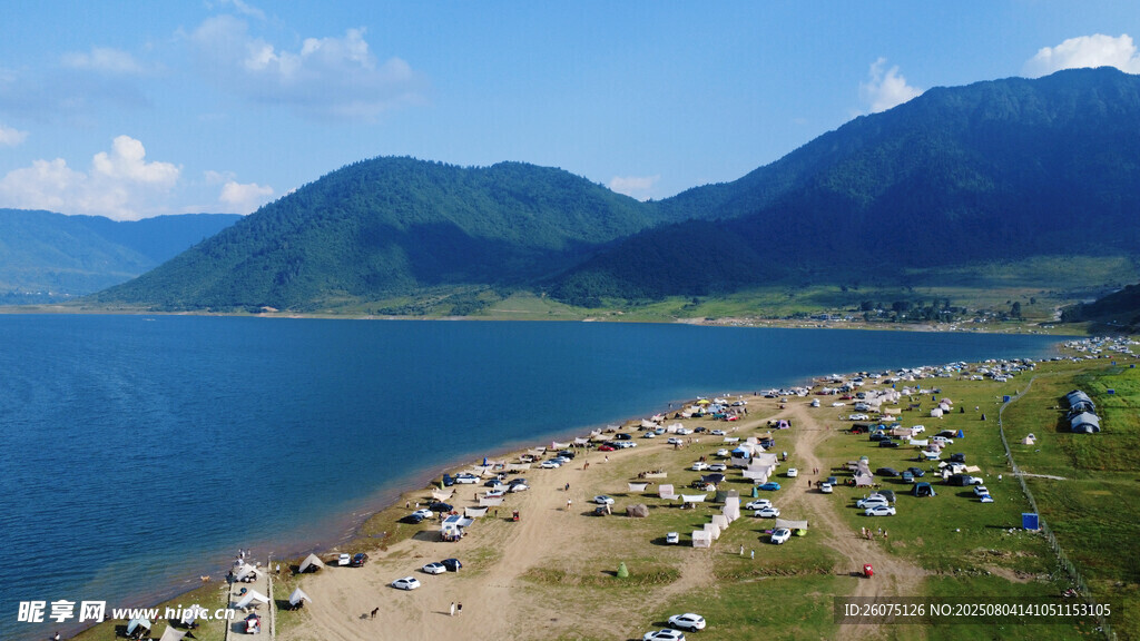 岸边露营景致