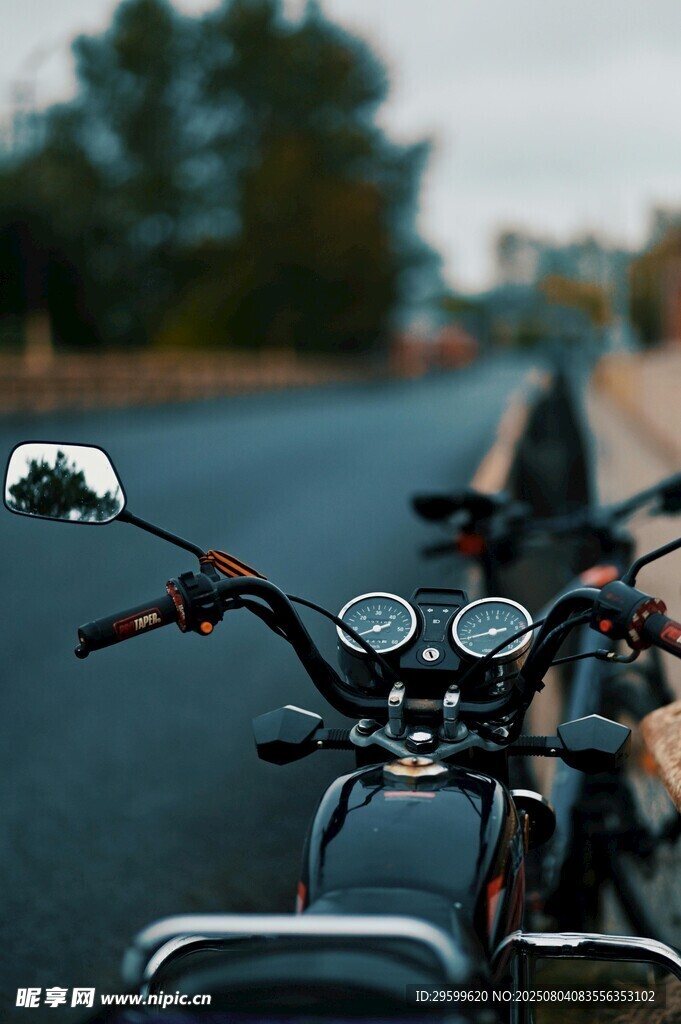 公路上的摩托车车头特写
