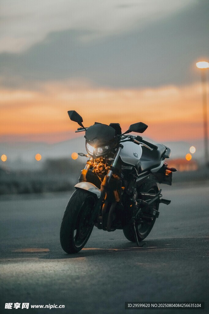夕阳下的酷炫摩托车