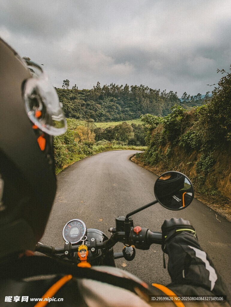 骑行视角下的山间公路美景