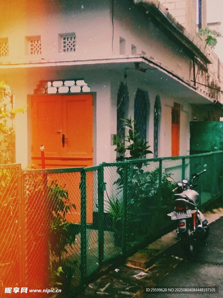 街边色彩温馨的居民建筑