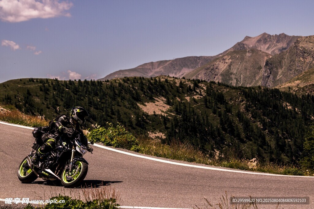 山间公路上的摩托车骑行