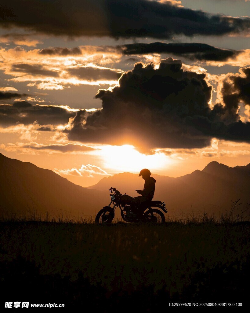 夕阳下的摩托骑行身影