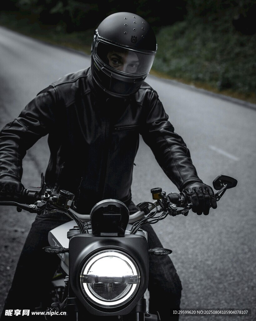 骑行者雨中驾驶复古摩托车