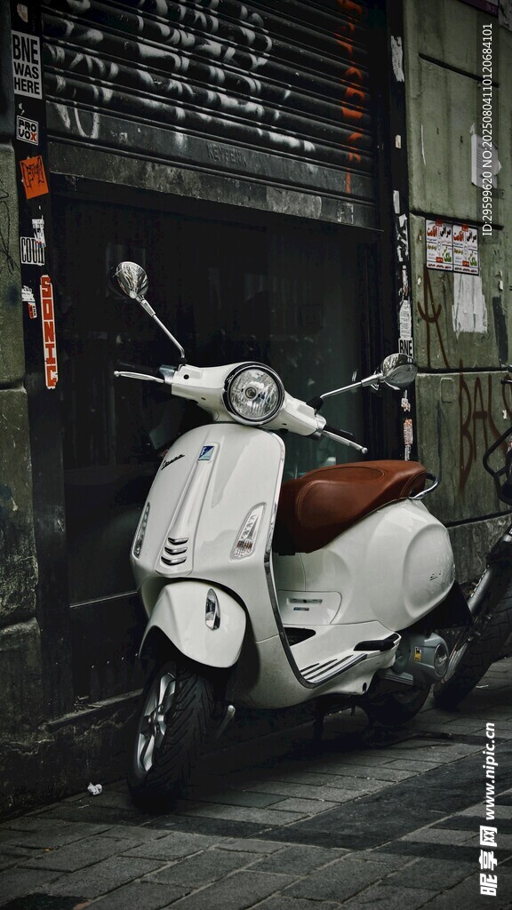 复古街头的白色踏板摩托车