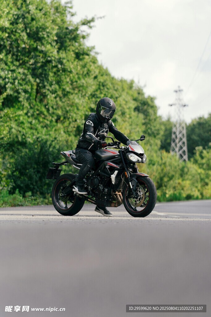 公路上的摩托车骑手