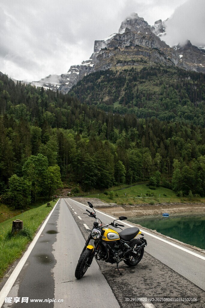 公路旁山地车与壮美山景