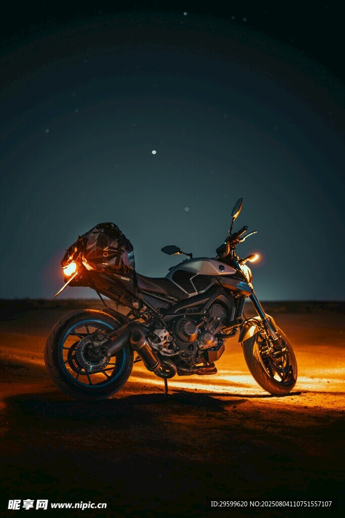 夜幕下的酷炫摩托车